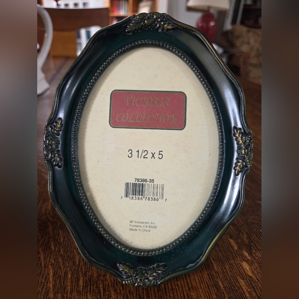 Vintage Victoria Collection Oval Picture Frame 3.5” x 5" Free Standing or Hang